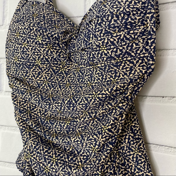 NipTuck Joanne Twist Front Tummy Control One Piece Swimsuit size 4 - Picture 4 of 8